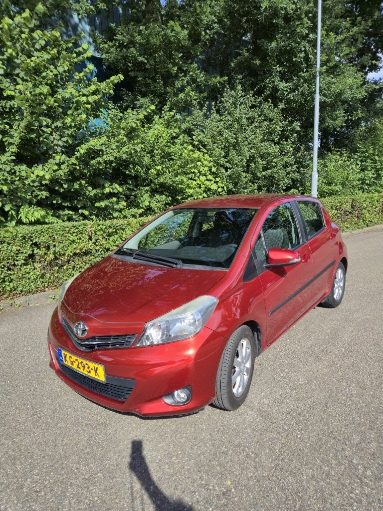 Toyota Yaris 2013 Rood, Voorwielaandrijving, Euro 5, Stof, 40 €/maand
