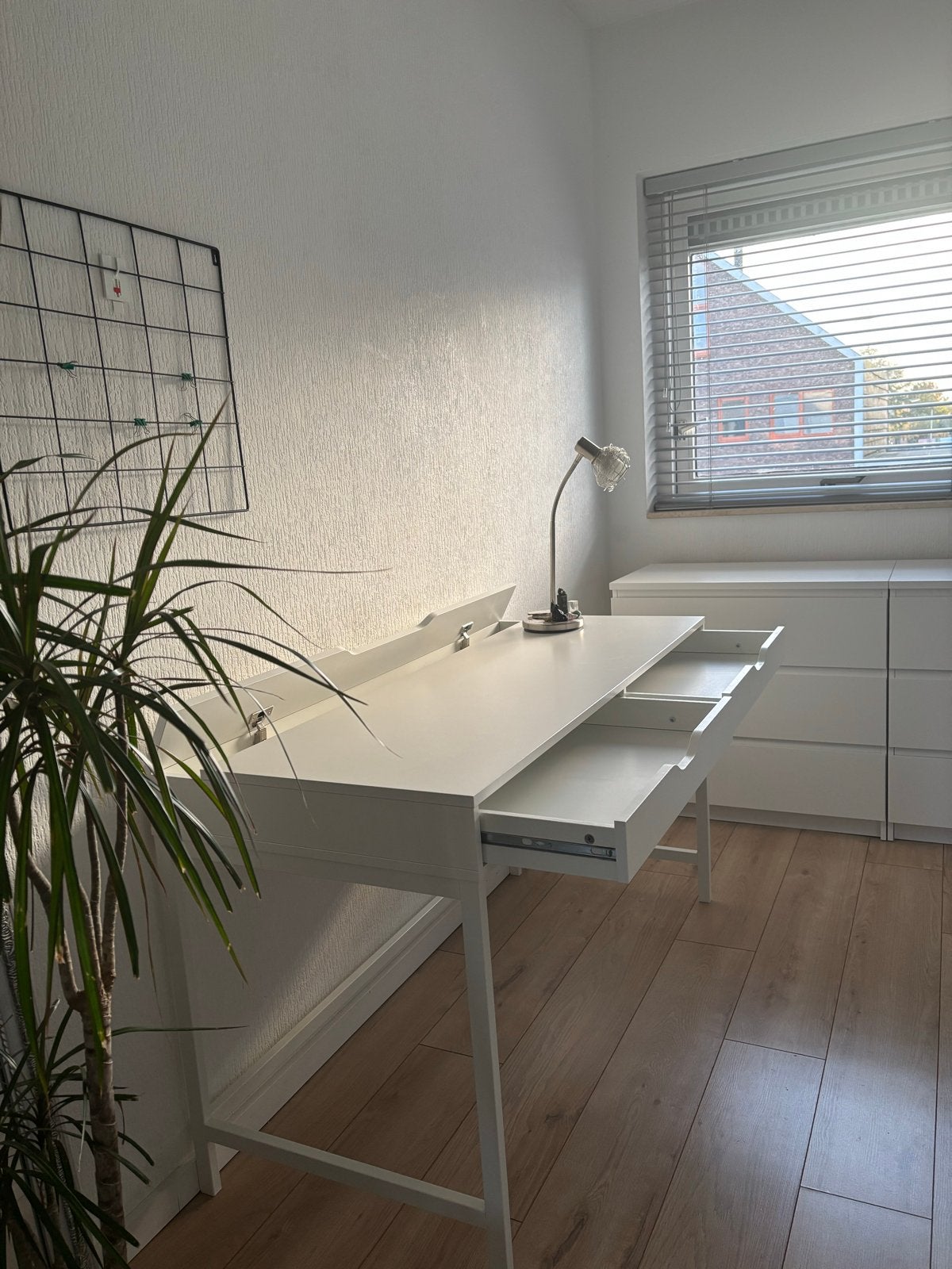 Wit Ikea bureau met lades en kabelgoot, Ophalen, Met lades, Spaanplaat of MDF, Zo goed als nieuw