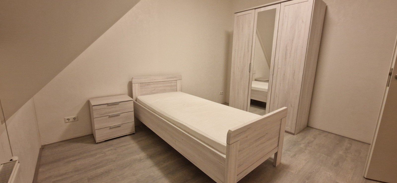 Complete slaapkamer set: bed, nachtkastje en kledingkast, Ophalen, Zo goed als nieuw, Eenpersoons