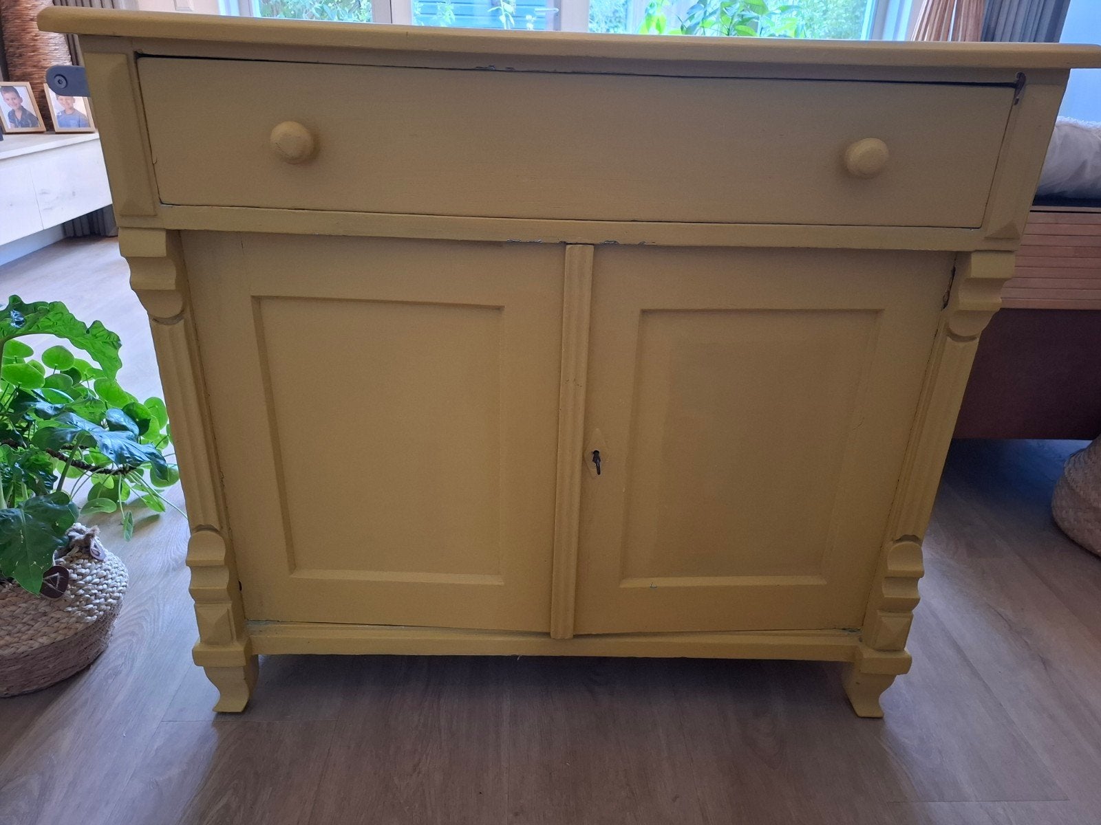 Gele houten kast met lade en deuren, Huis en Inrichting, Ophalen, Gebruikt, Met lade(s), 50 tot 100 cm