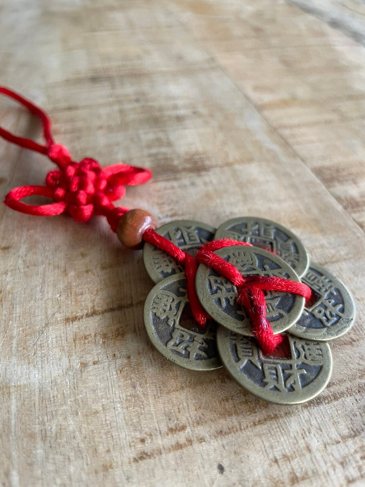 Rijkdom en geluk amulet Chinese knoop feng shui, Antiek en Kunst, Rood, Ophalen of Verzenden, Wanddecoratie, Metaal