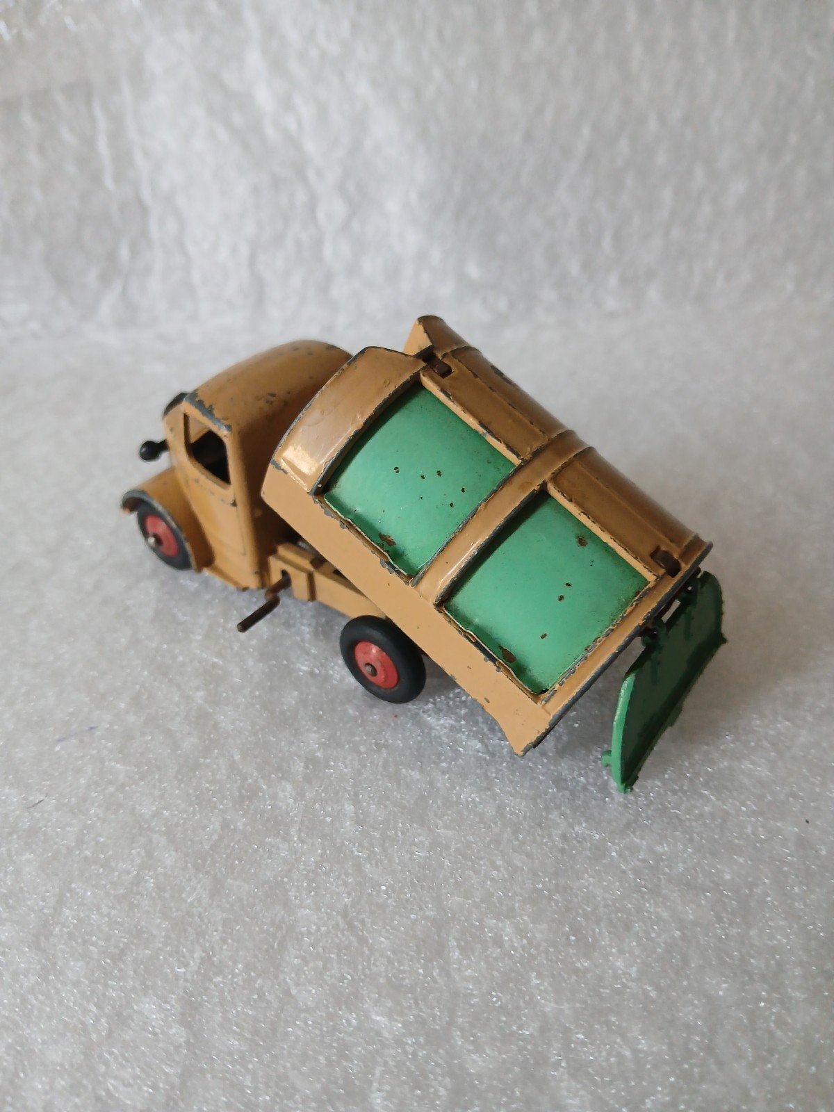 Bedford vuilniswagen met klep. Dinky toys, Hobby en Vrije tijd, Modelauto's | 1:43, Ophalen of Verzenden, Dinky Toys