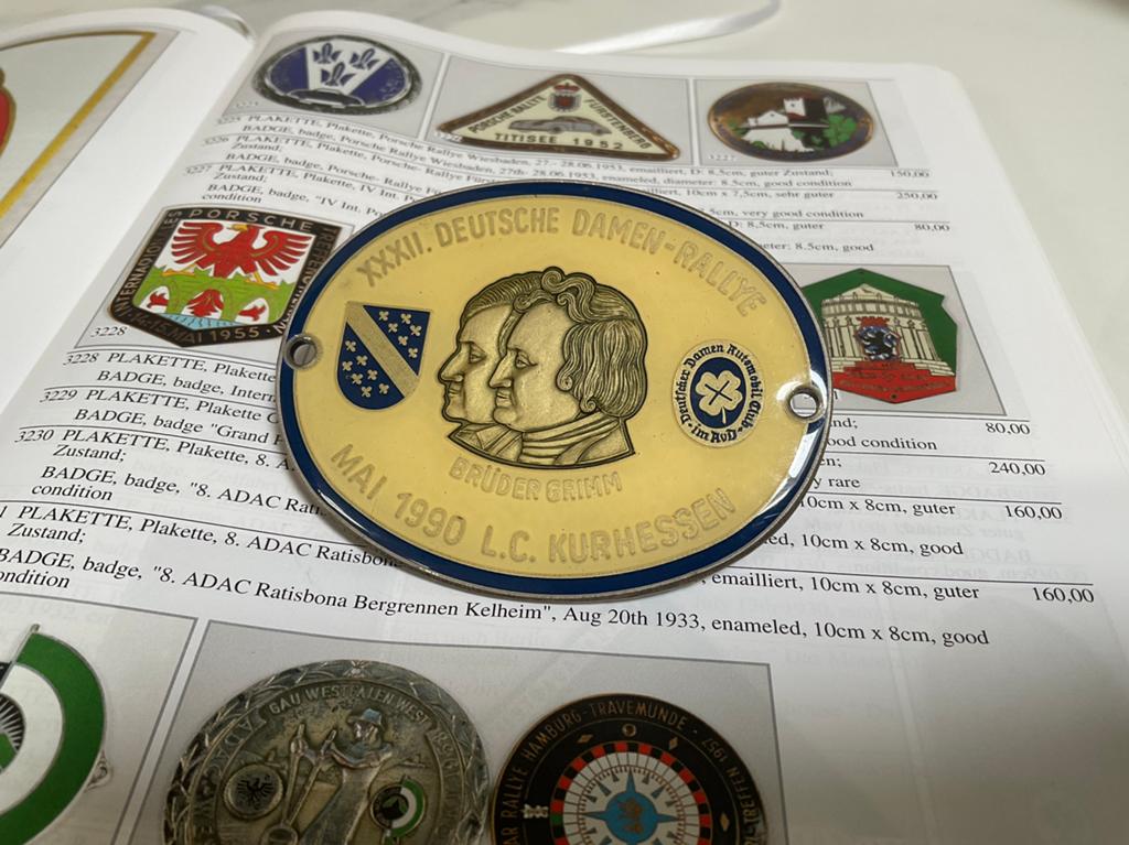 Car Badge: Dames Rally tribute Gebr. Grimm 1990, Ophalen of Verzenden, Zo goed als nieuw