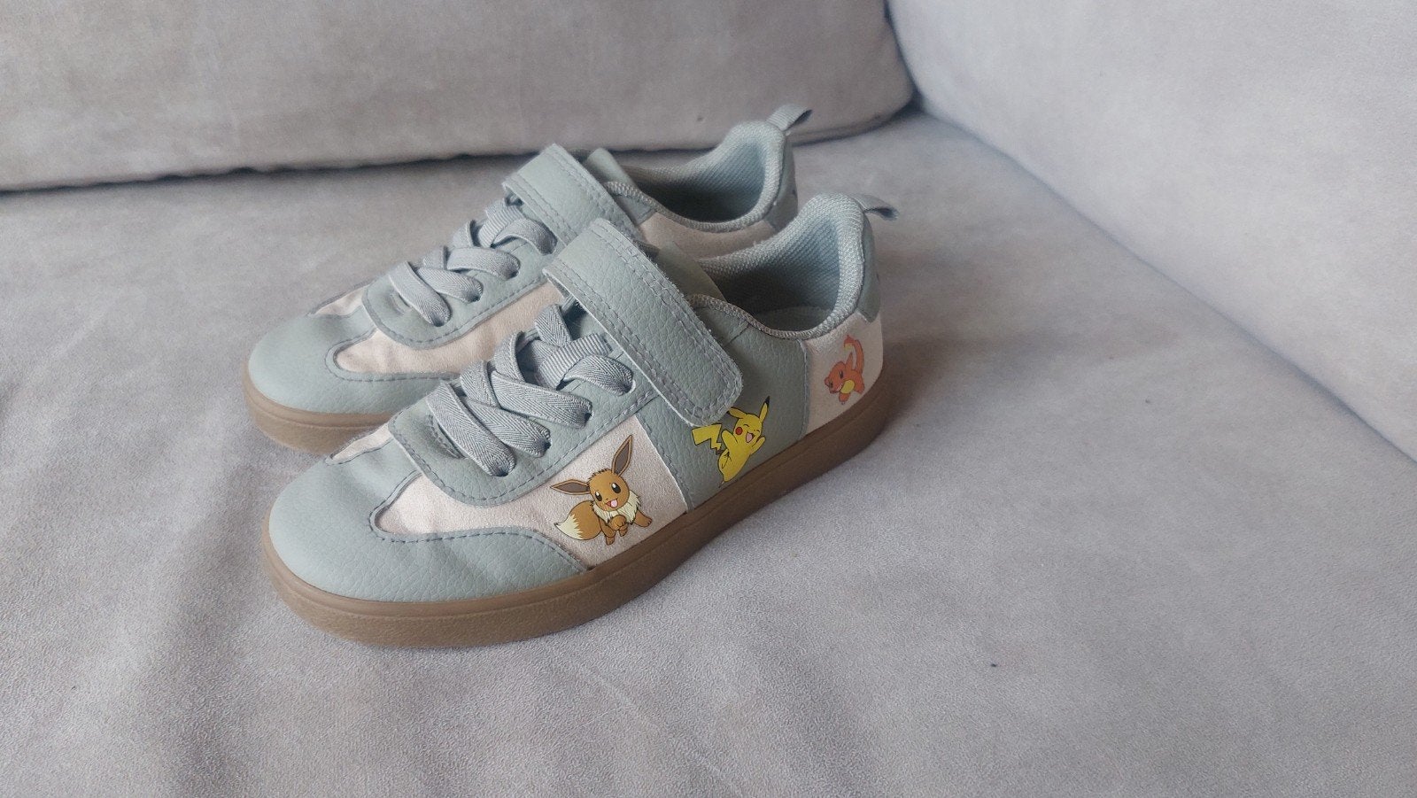 Leuke Pokémon kinderschoenen maat 28, Jongen of Meisje, Schoenen, Ophalen of Verzenden, Zo goed als nieuw