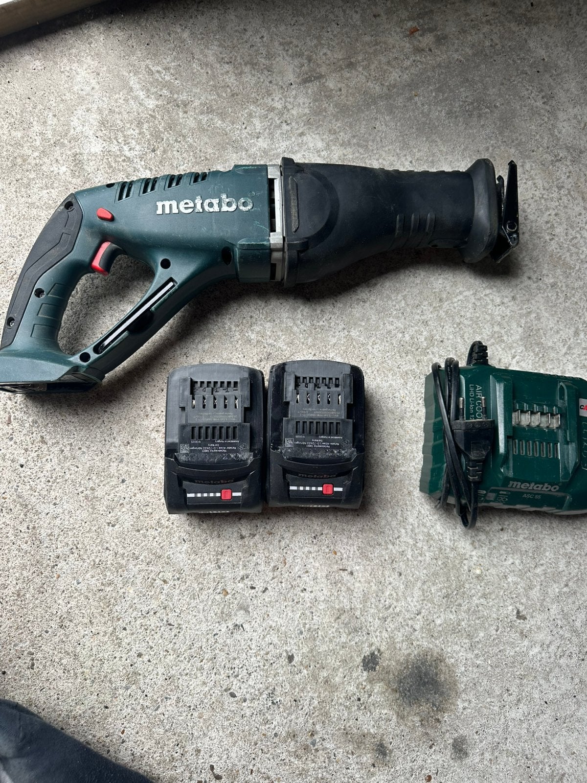 Metabo Reciprozaag met 2 accu oplader en zaagbladen, Gebruikt, 70 mm of meer, 600 tot 1200 watt, Ophalen of Verzenden
