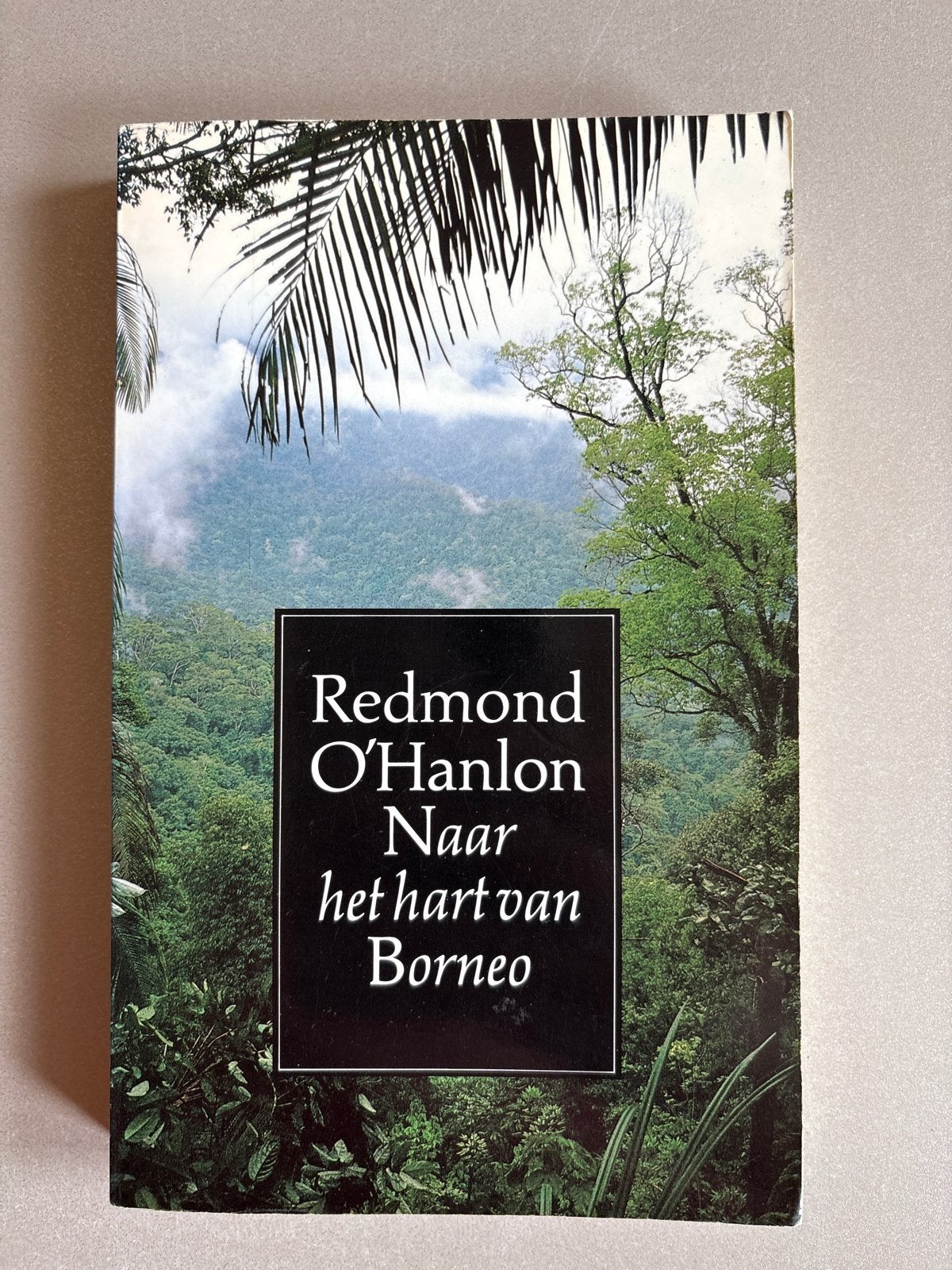 Redmond O'Hanlon - Naar het hart van Borneo, Boeken, Ophalen of Verzenden, Reisgids of -boek, Azië, Gelezen