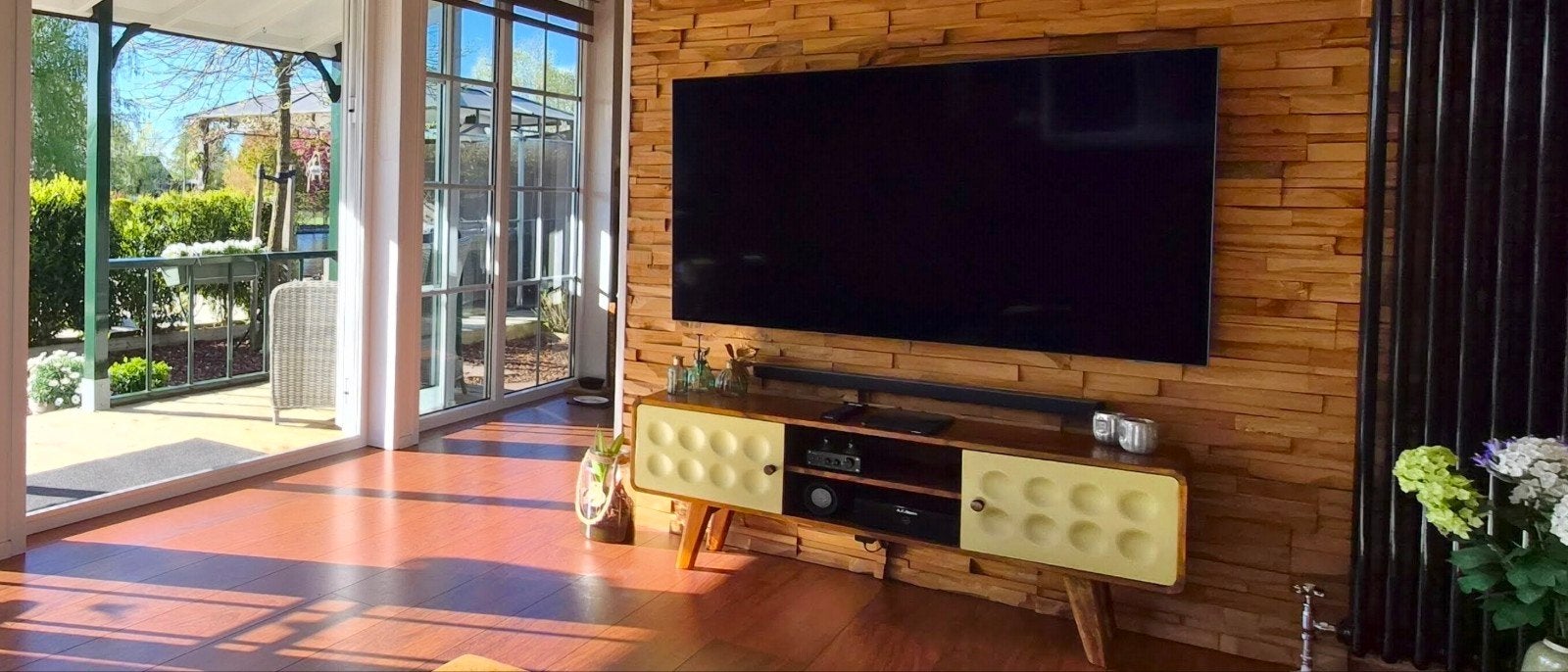 TV-meubel van mangohout met gele deurtjes, Ophalen, 100 tot 150 cm, Retro, Modern, Zo goed als nieuw