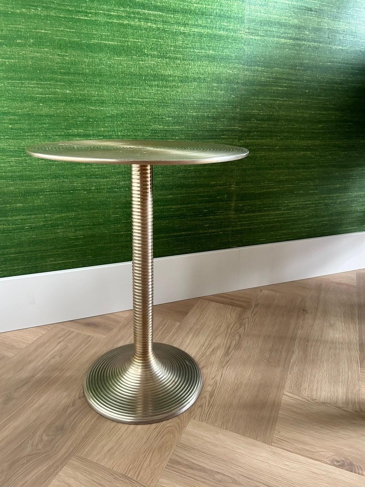 Bold Monkey Hypnotising Round Bijzettafel – Goud / Brass, Huis en Inrichting, Tafels | Bijzettafels, Gebruikt, Rond, 45 tot 60 cm