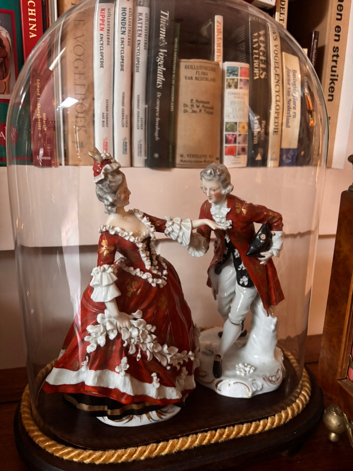 Rococo stijl beelden in glazen stolp., Ophalen, Gebruikt