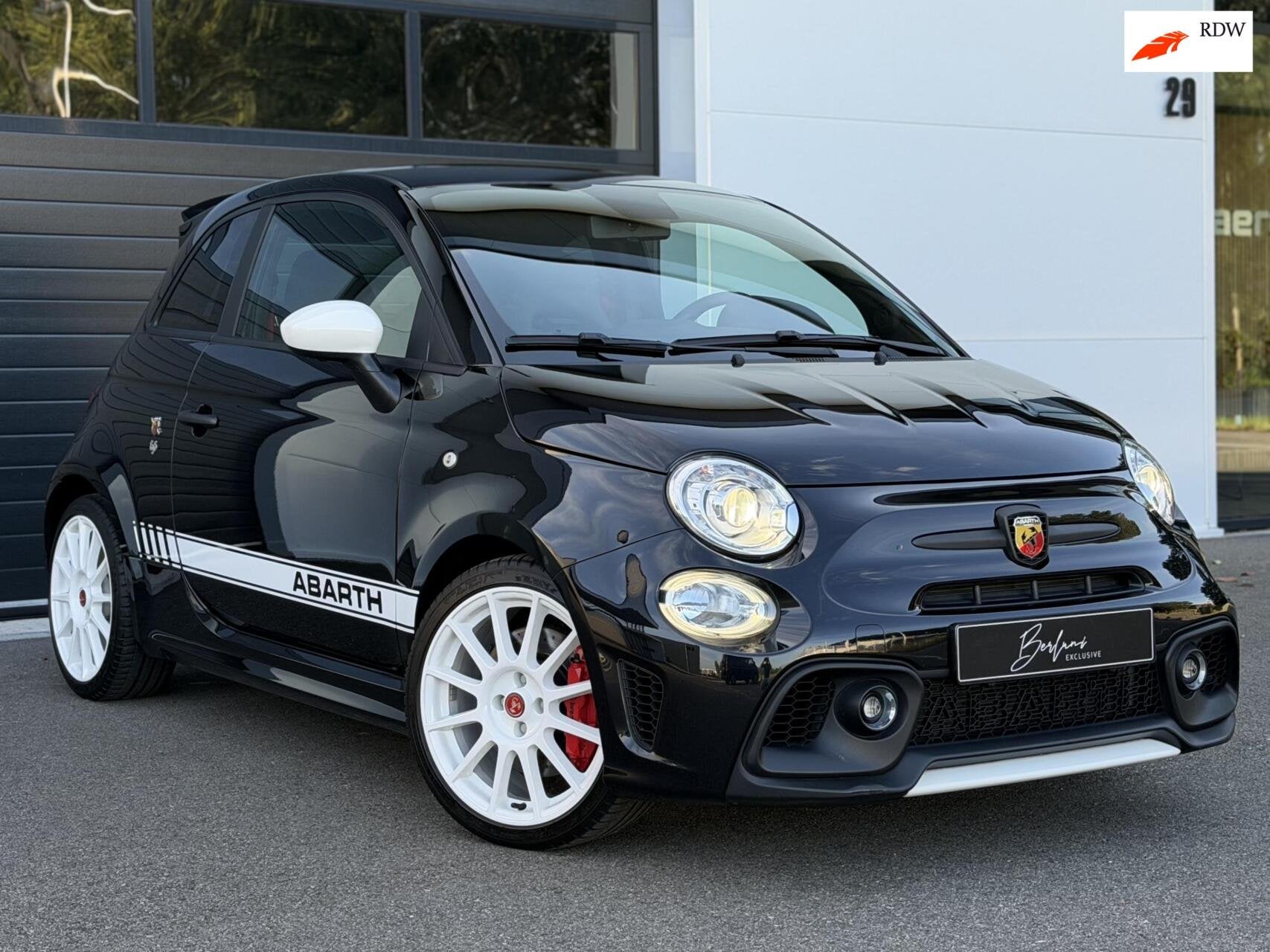 Abarth 695 1.4 T-Jet Esseesse UNIEK!|180PK|Sabelt|Akrapovic, Auto's, Voorwielaandrijving, Gebruikt, Zwart, 4 cilinders
