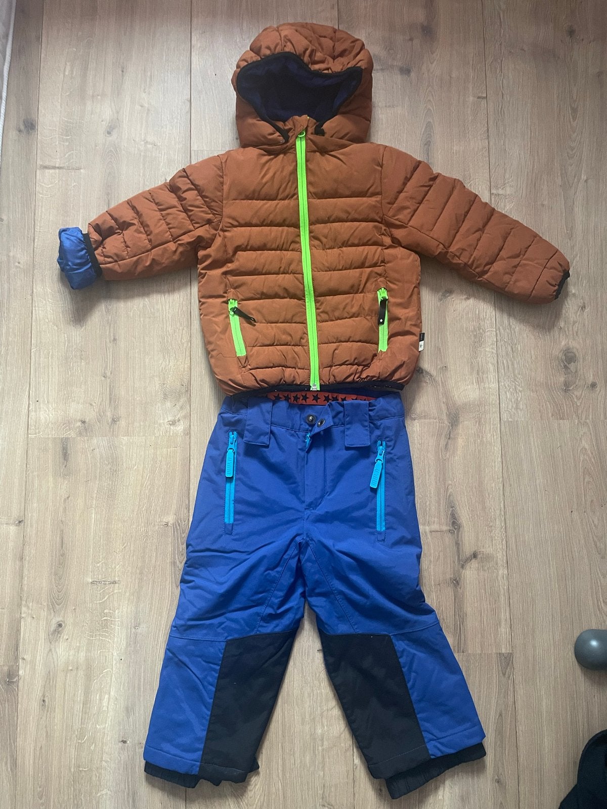 Zgan Molo ski/snowboardbroek+jas maat 98, Ophalen of Verzenden, Zo goed als nieuw, Jongen of Meisje, Setje