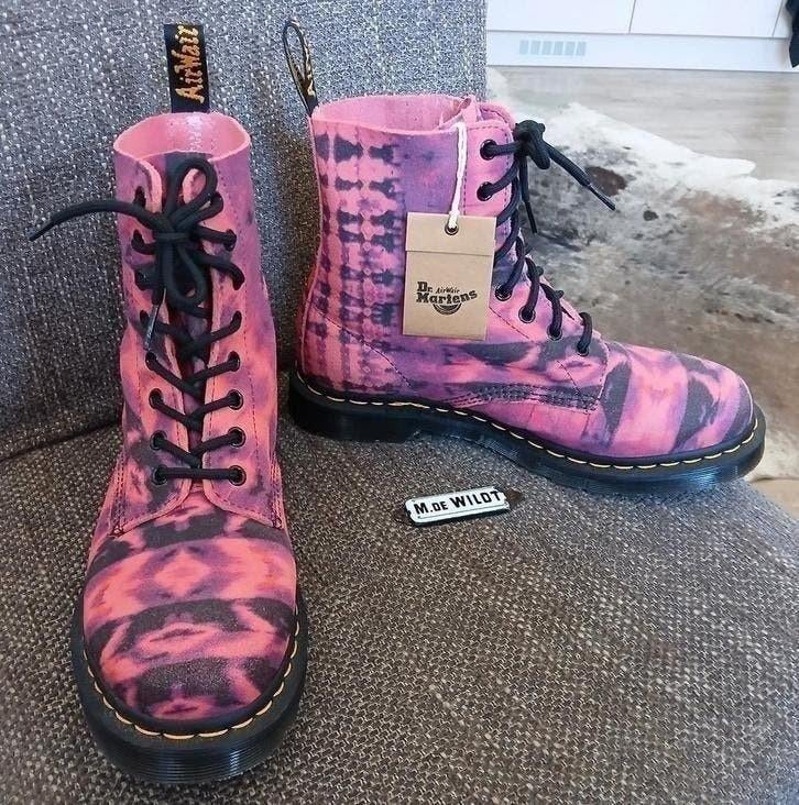 Nieuw: Dr. Martens maat 41 Pascal - rood roze zwart leer, Kleding | Dames, Schoenen, Lage of Enkellaarzen, Nieuw, Ophalen of Verzenden