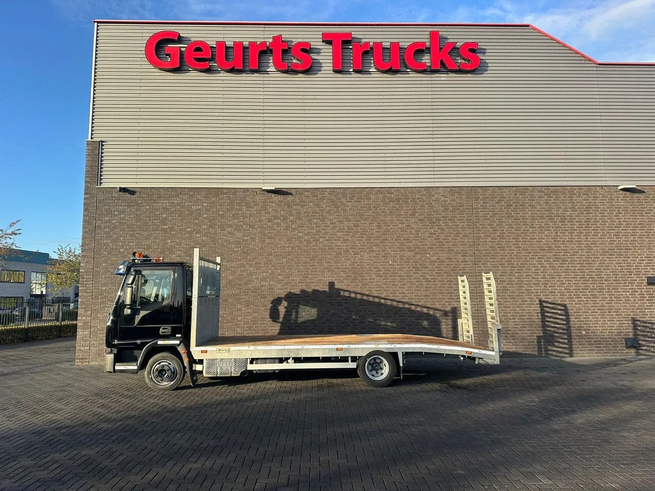 Iveco Eurocargo 12-60 OPRIJWAGEN / MACHINE TRANSPORTER / PLA, Achterwielaandrijving, Euro 6, Iveco, Zwart