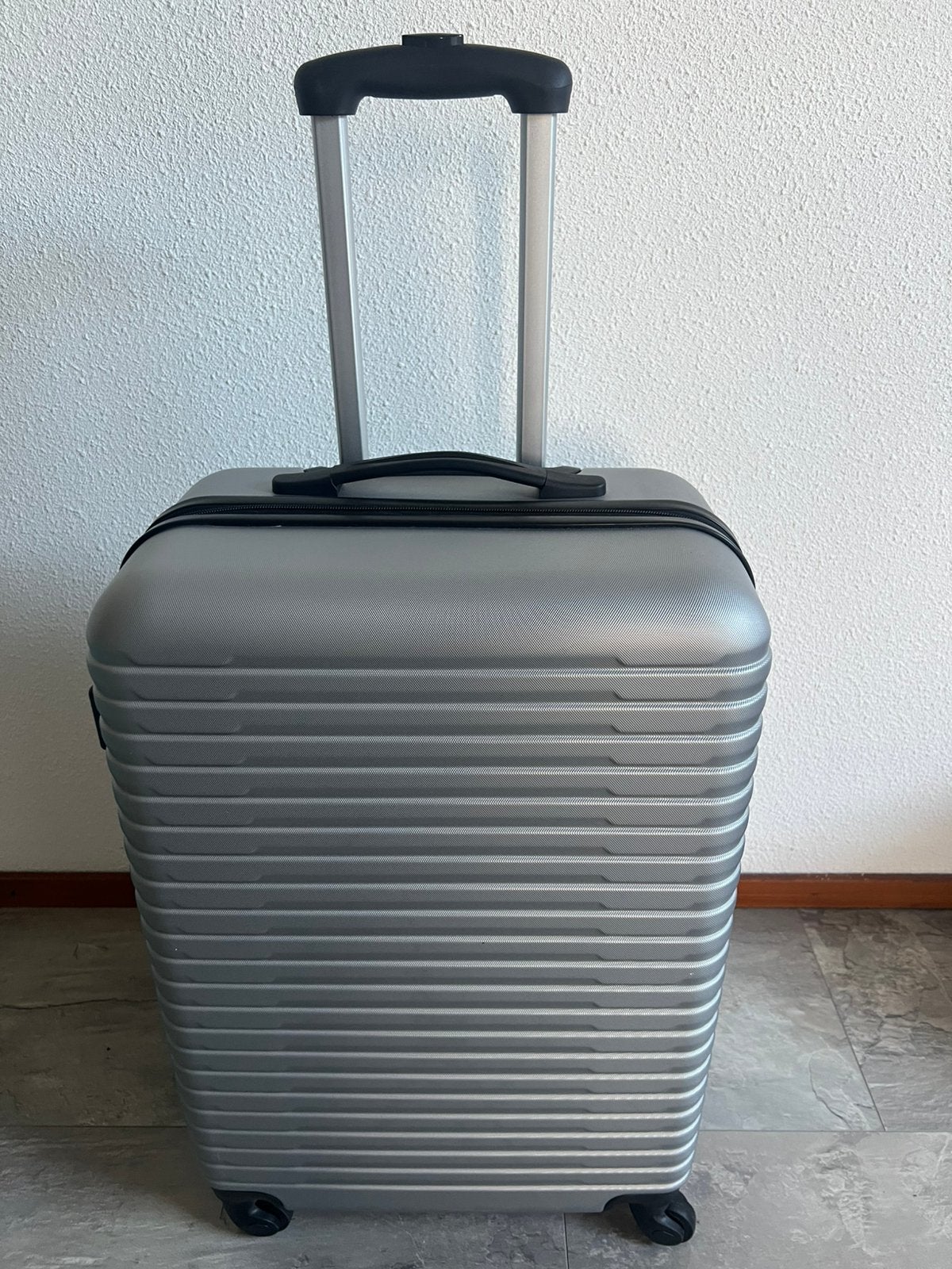 Nieuw koffer medium grote, Hard kunststof, Zo goed als nieuw, Uitschuifbare handgreep, Ophalen