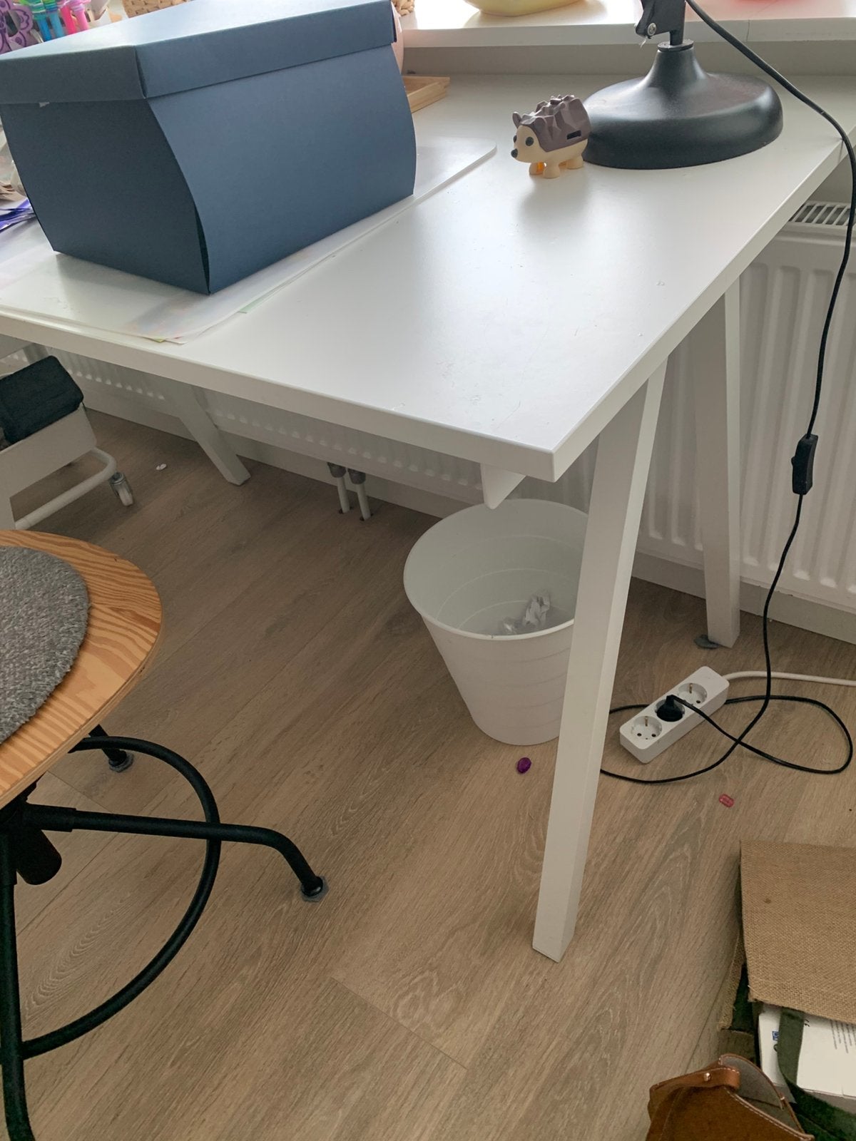 Wit bureau met houten poten, Ophalen, Gebruikt, Scandinavisch, Hout