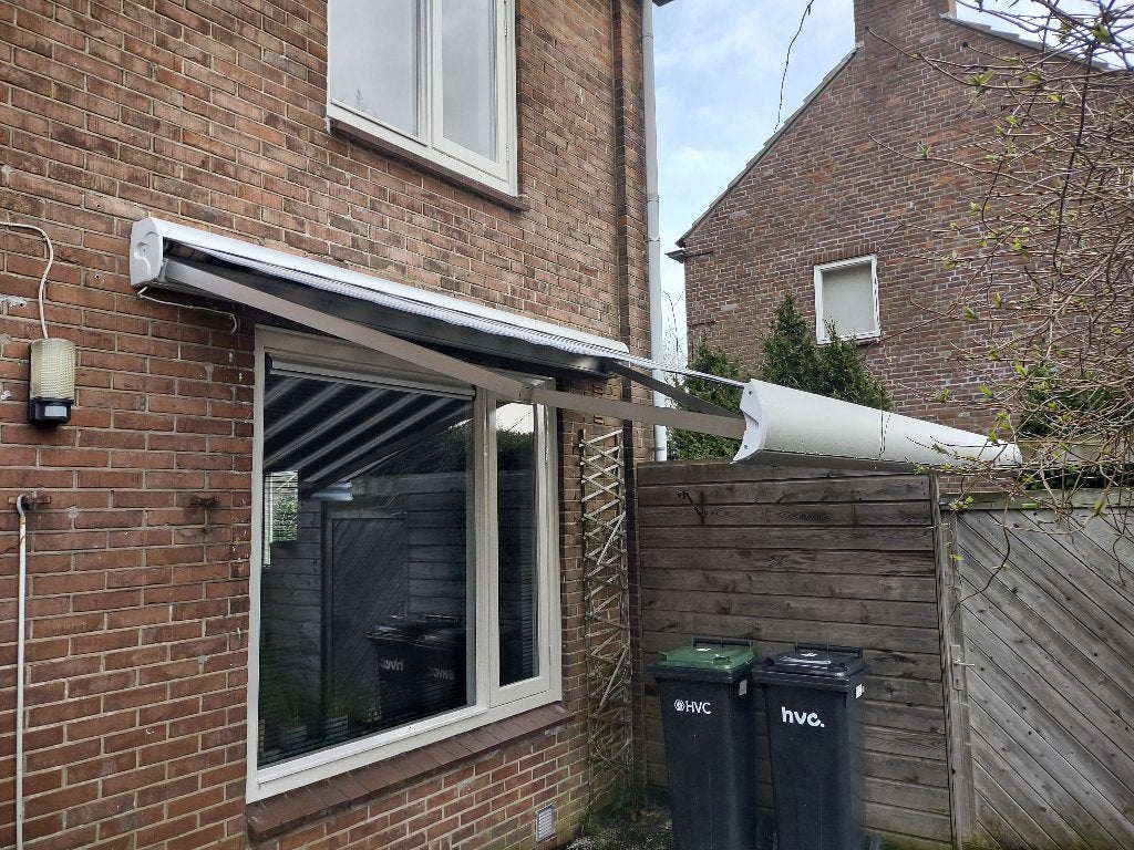 Elektrisch knikarm zonnescherm 300 cm x 250 cm, Ophalen, Elektrisch, Zo goed als nieuw, 150 tot 300 cm