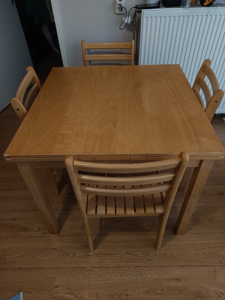 Eettafel met 4 stoelen (uitschuifbare)