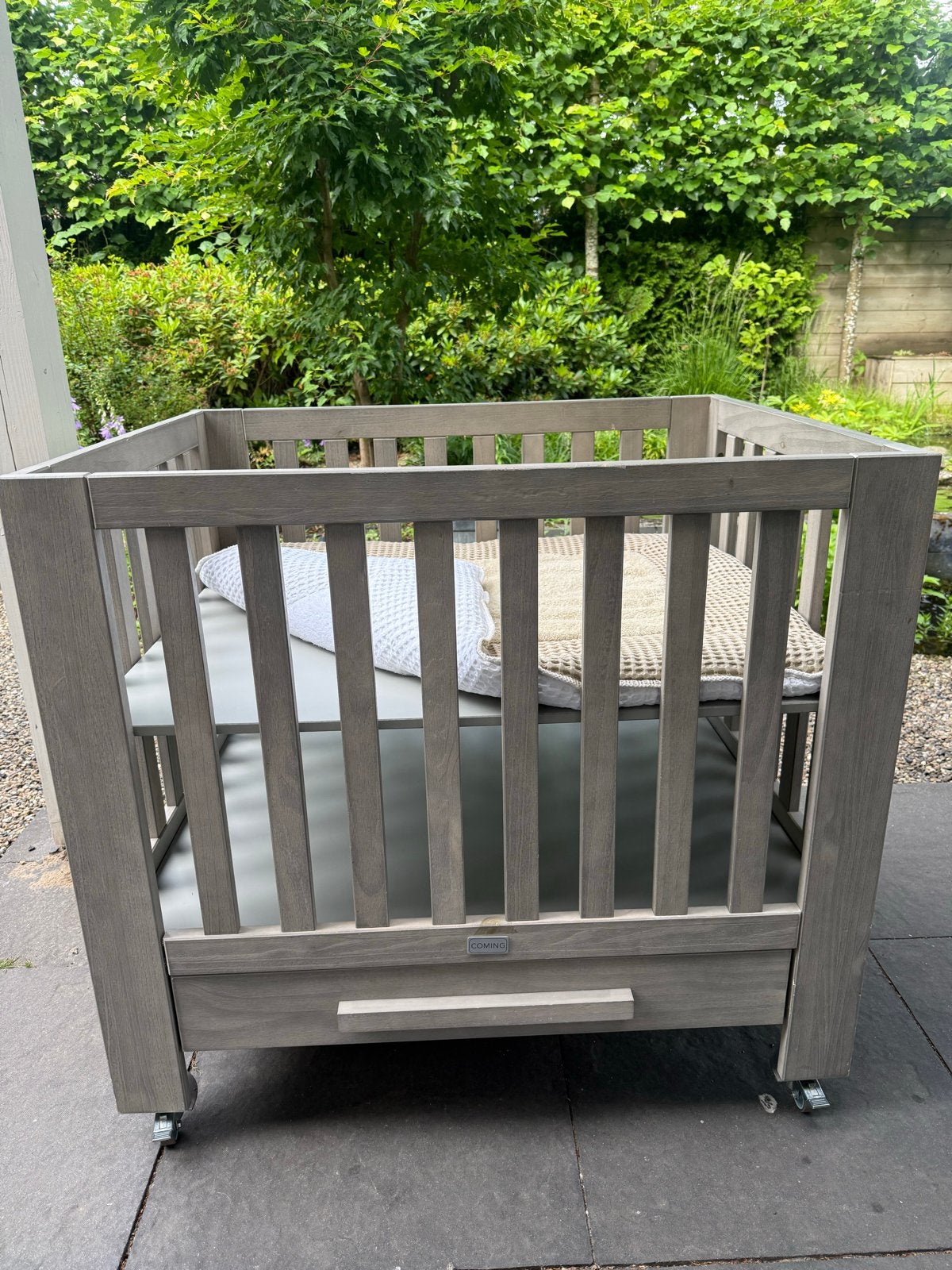 Box met wieltjes, lade en Koeka boxkleed - Grey Wash, Ophalen of Verzenden, Zo goed als nieuw, Rechthoekig, In hoogte verstelbaar
