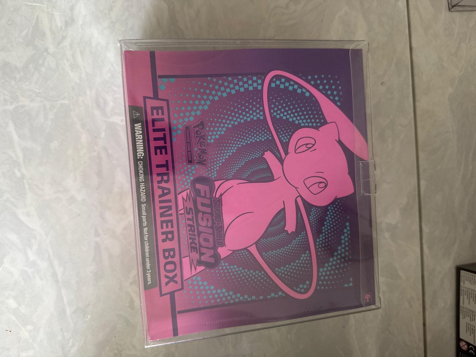 Pokémon Fusion Strike Elite Trainer Box (ETB) (Mew), Ophalen of Verzenden, Nieuw, Boosterbox