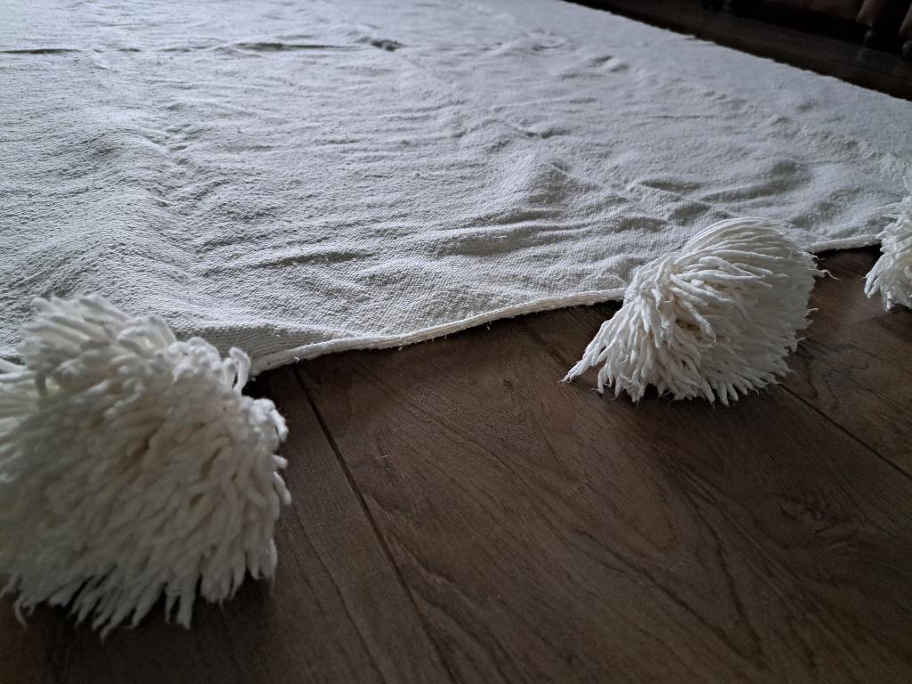 3 Handgeweven pompom dekens (Benio) + 2 kussens(loop) wit, Huis en Inrichting, Woonaccessoires | Plaids en Woondekens, Ophalen of Verzenden