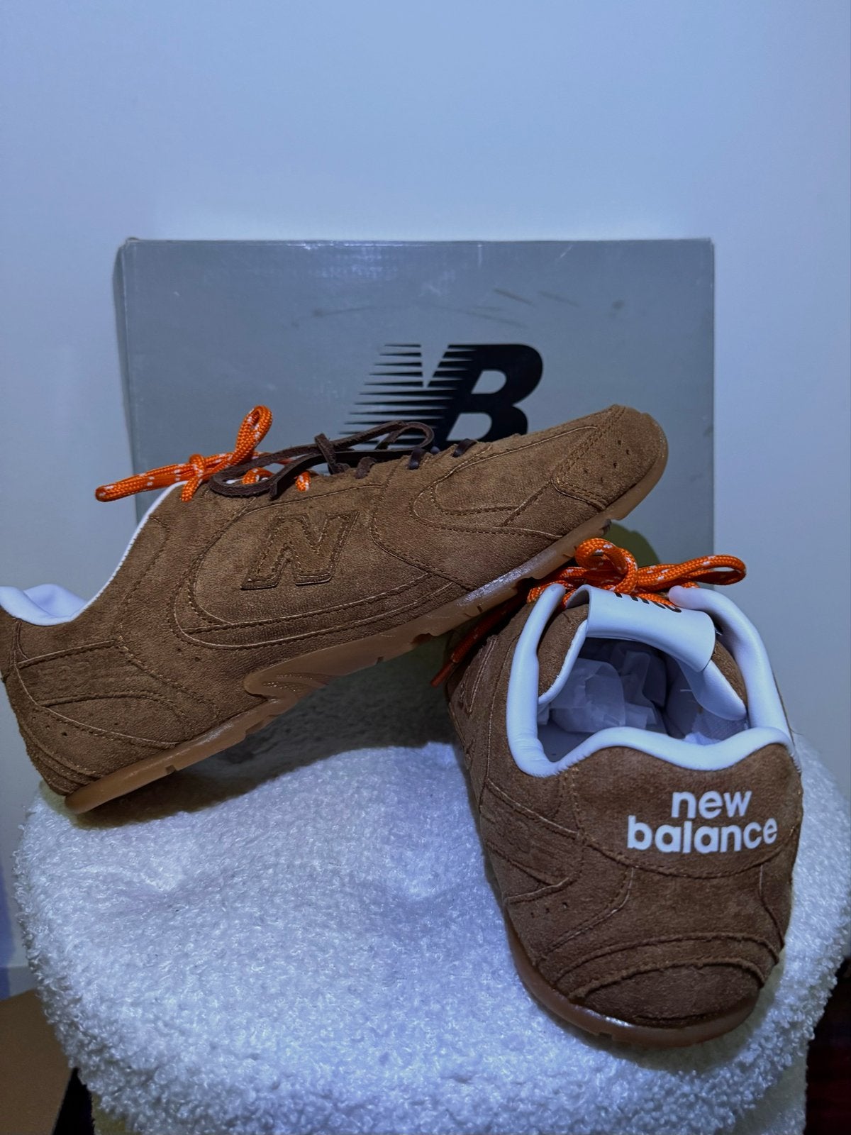 Miu Miu suède sneakers bruin met oranje veters, Kleding | Dames, Ophalen of Verzenden, Zo goed als nieuw, Bruin, Sneakers of Gympen