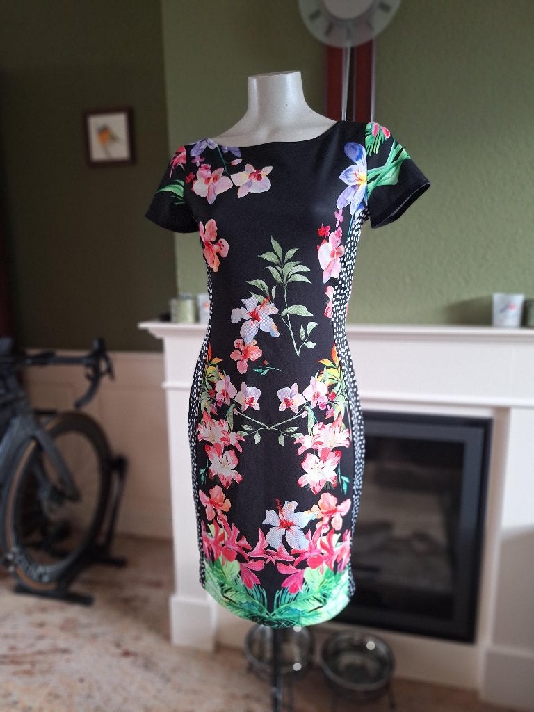 Eroke bloemen jurk IT 42 NL 38, Kleding | Dames, Maat 38/40 (M), Verzenden, Zwart, Zo goed als nieuw