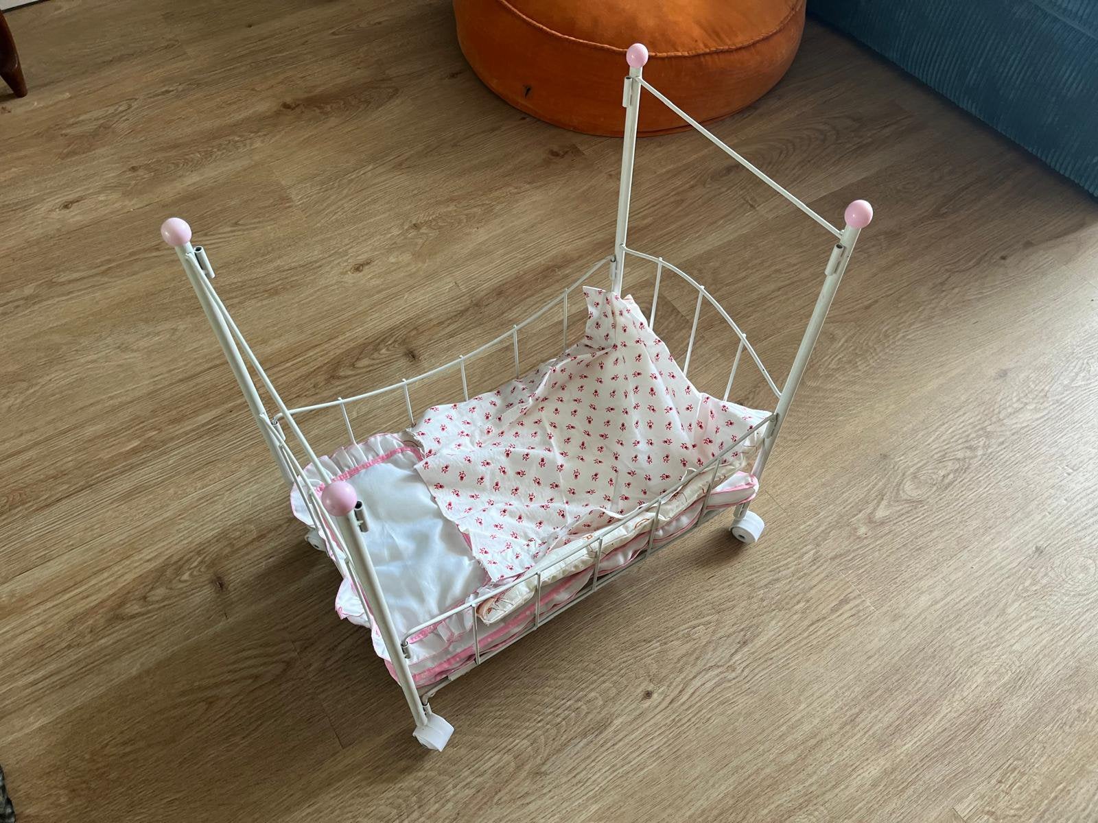 Brocante Frans poppenbedje met handgemaakt beddengoed, Ophalen of Verzenden, Zo goed als nieuw, Overige typen