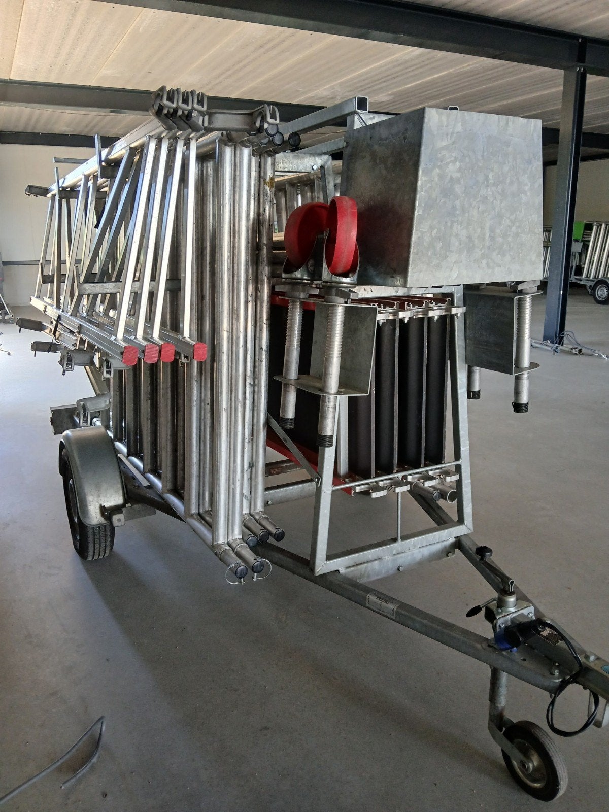 Altrex rolsteiger op gesloten aanhanger compleet 10.2 m wh, Doe-het-zelf en Verbouw, Steigers, Ophalen, Rolsteiger of Kamersteiger