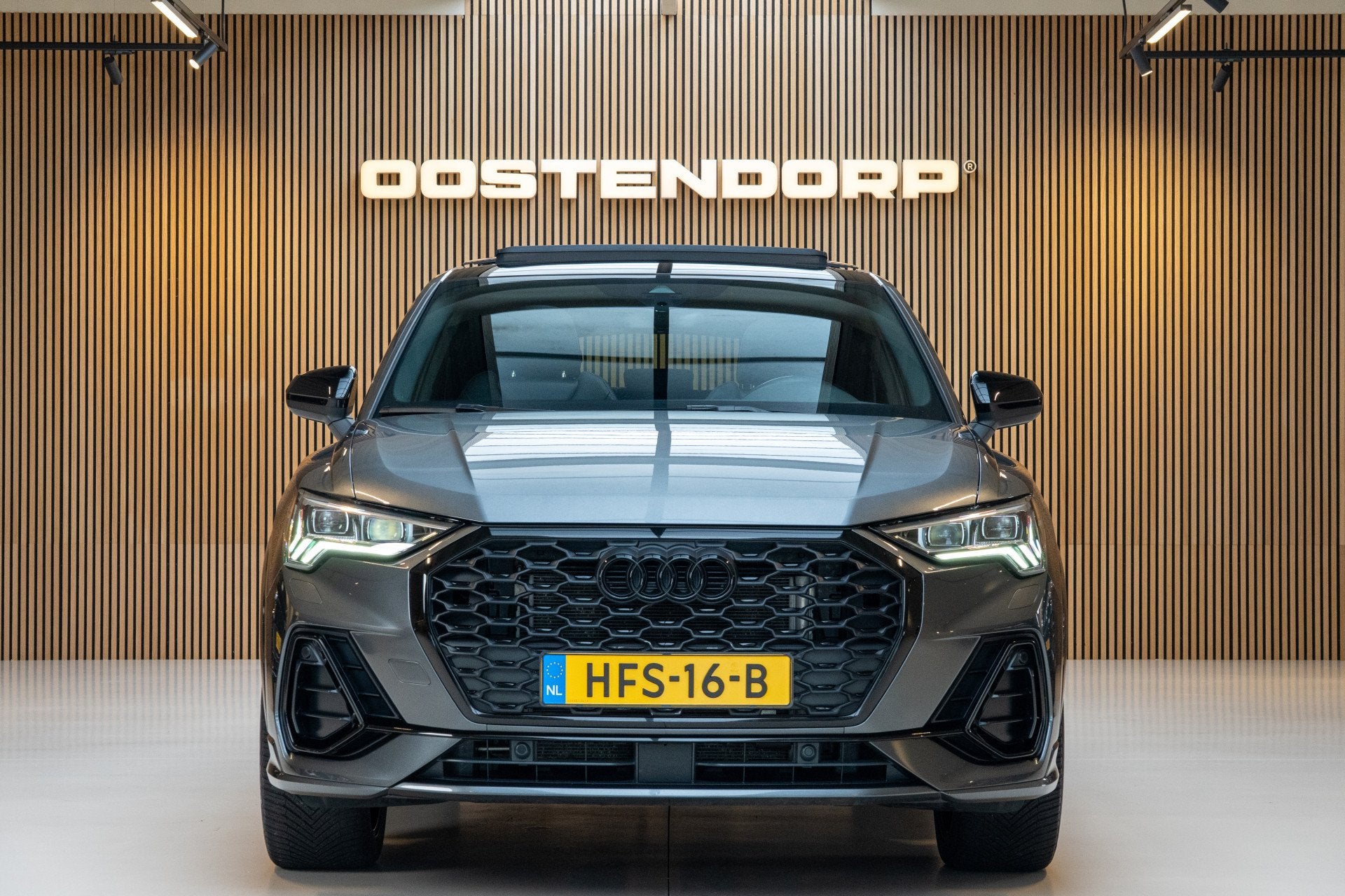 Audi Q3 Sportback 45TFSIe/245pk S-Line Blackstyle|2022|Panor, Auto's, Dealer onderhouden, Gebruikt, Zwart, 700 kg