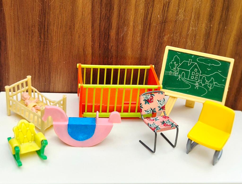 Vintage poppenhuis meubels plastic kinderkamer 1:16 oa Jean, Ophalen of Verzenden, Gebruikt, Poppenhuis