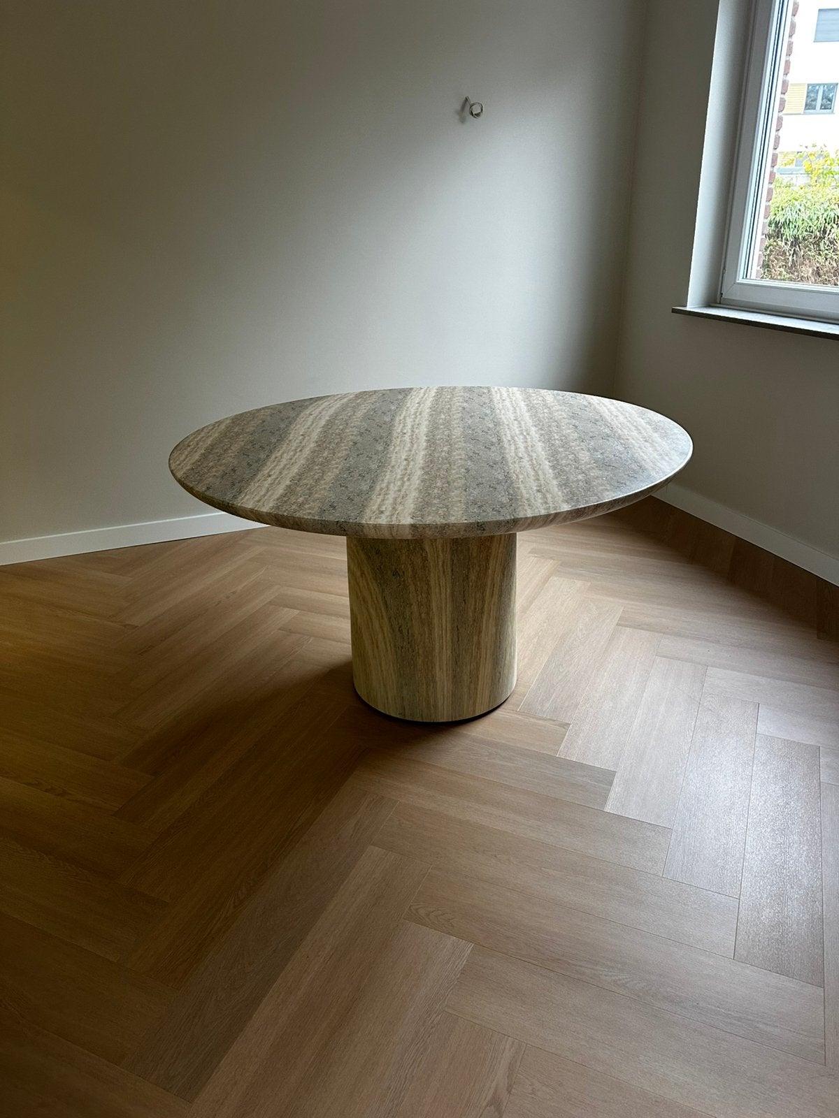 Unieke Sample Eettafel Travertine Look Ø130 cm, Overige materialen, 50 tot 100 cm, 100 tot 150 cm, Modern, Japandi, hotel chique of minimalistisch interieur.