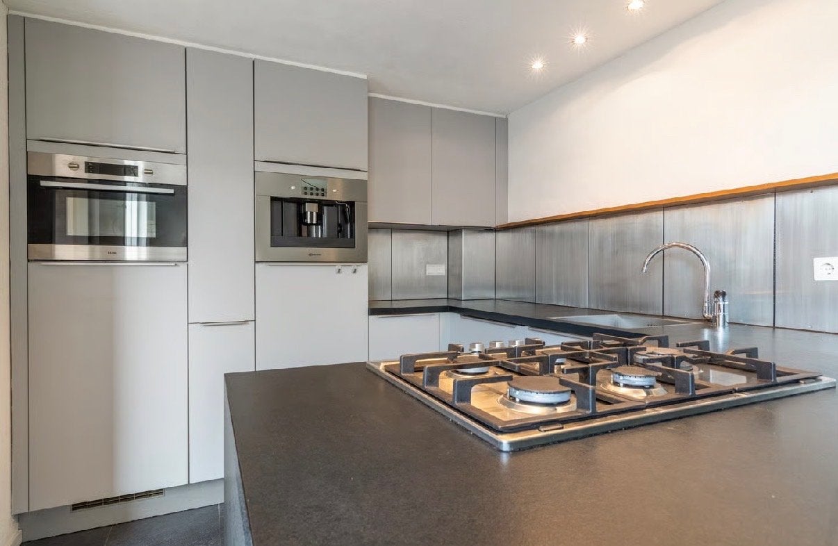 Moderne U-keuken met inbouwapparatuur