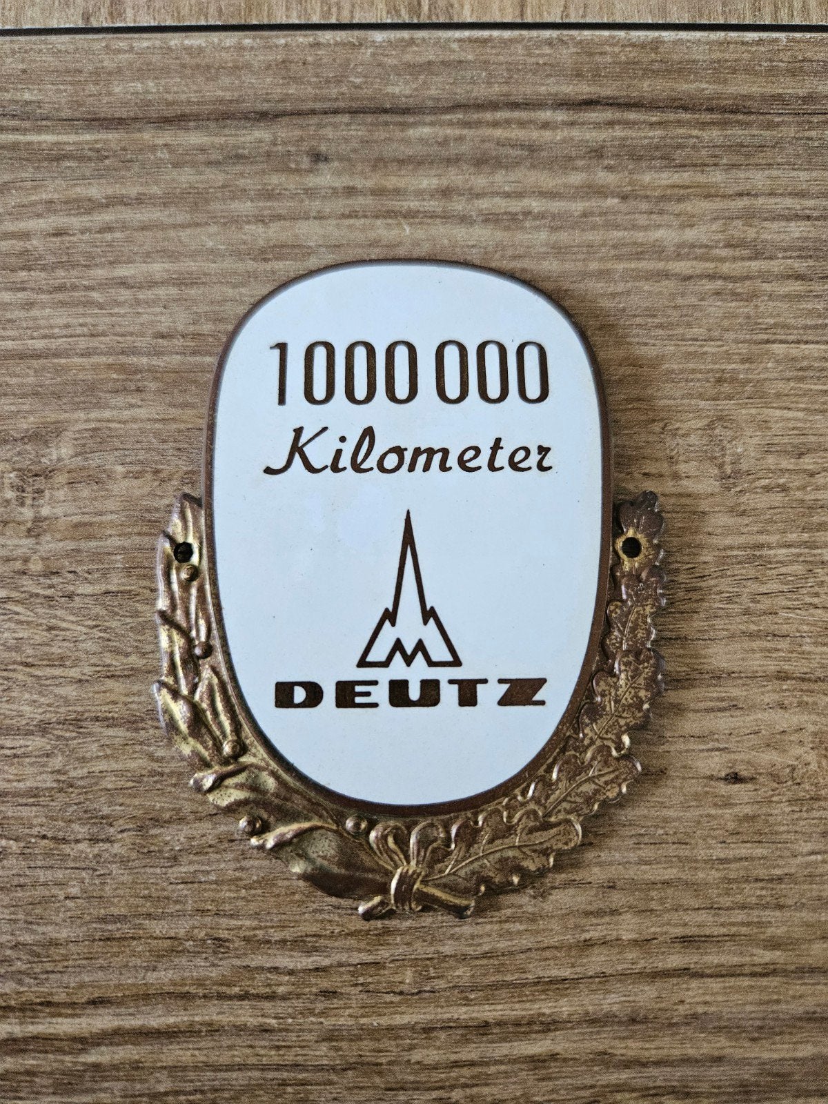 Magirus Deutz 1.000.000 Kilometer Plaatje Badge, Ophalen of Verzenden, Zo goed als nieuw