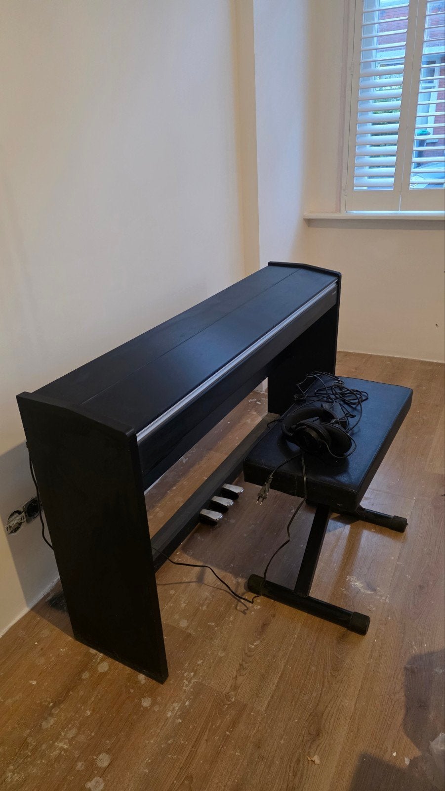 Roland F-120 digitale piano compleet met kruk en koptelefoon, Ophalen, Gebruikt, Zwart, Digitaal