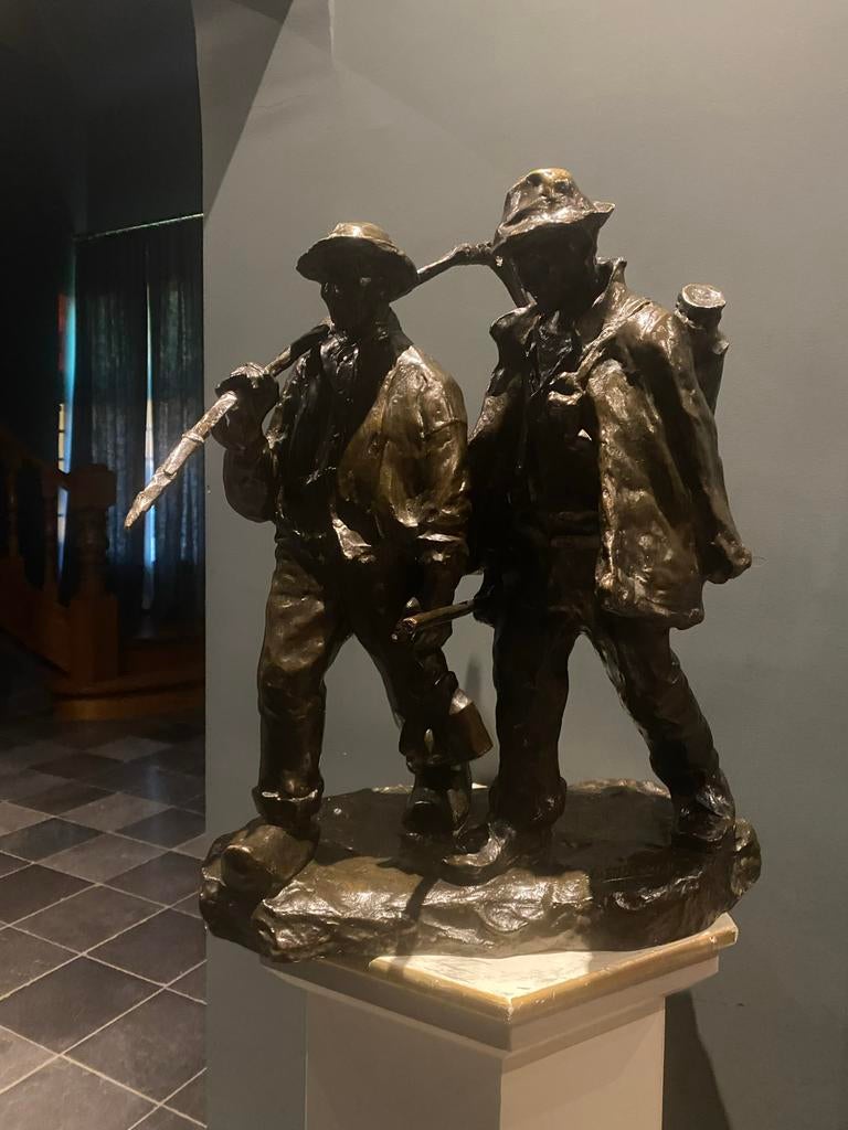 Bronzen beeld van Charles van Wijk., Antiek en Kunst, Ophalen, Groep mensen, 50 - 100 cm, Brons