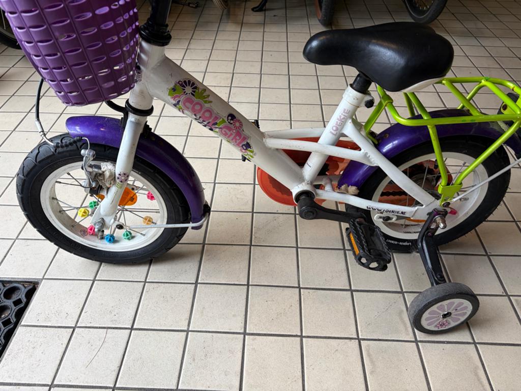 Leuke Loekie Cool Girl kinderfiets 12 inch met zijwieltjes, Fietsen en Brommers, Fietsen | Kinderfietsjes, Terugtraprem, Zijwieltjes