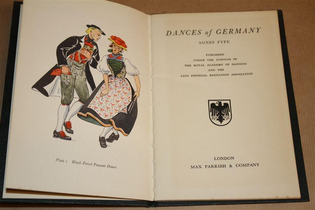 Dances of Germany [1951]. Handboek Europese volksdansen., Boeken, Ophalen of Verzenden, Gelezen, Toneel