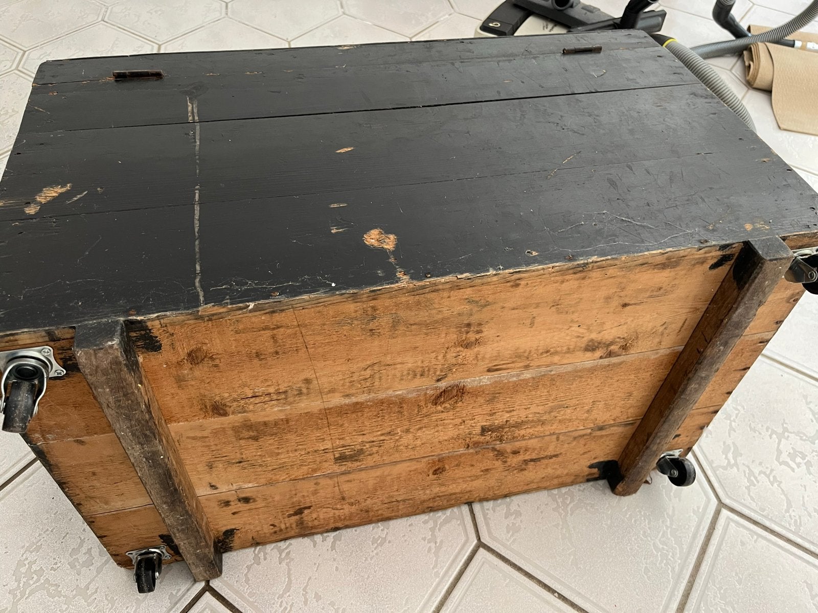 Vintage houten kist met wielen - Zwart geverfd, Ophalen