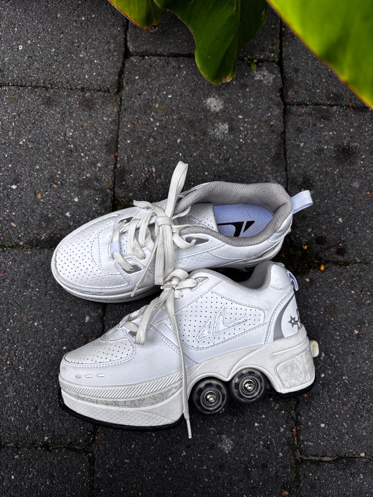 Deformation Shoes / Sneakers met Rolschaatsen, Kinderen en Baby's, Speelgoed | Buiten | Rolschaatsen, Verstelbaar, Kinderen, Ophalen of Verzenden