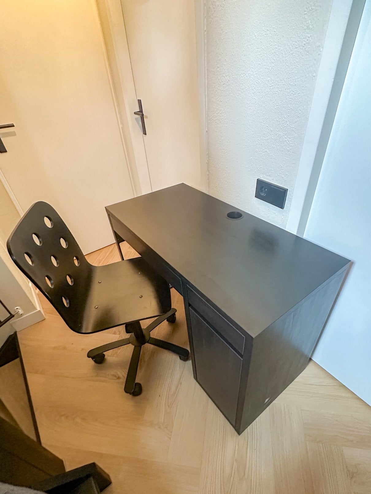IKEA MICKE bureau (zwartbruin) met IKEA JULES bureaustoel., Ophalen, Zwart, 105 cm, Gebruikt