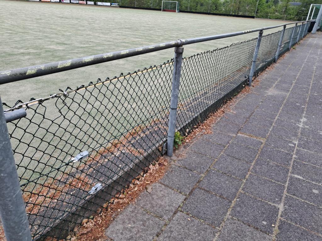 Hekwerk sportveld, ca. 250m, zelf weghalen, Tuin en Terras, Ophalen, Gebruikt, IJzer, Gaashekwerk