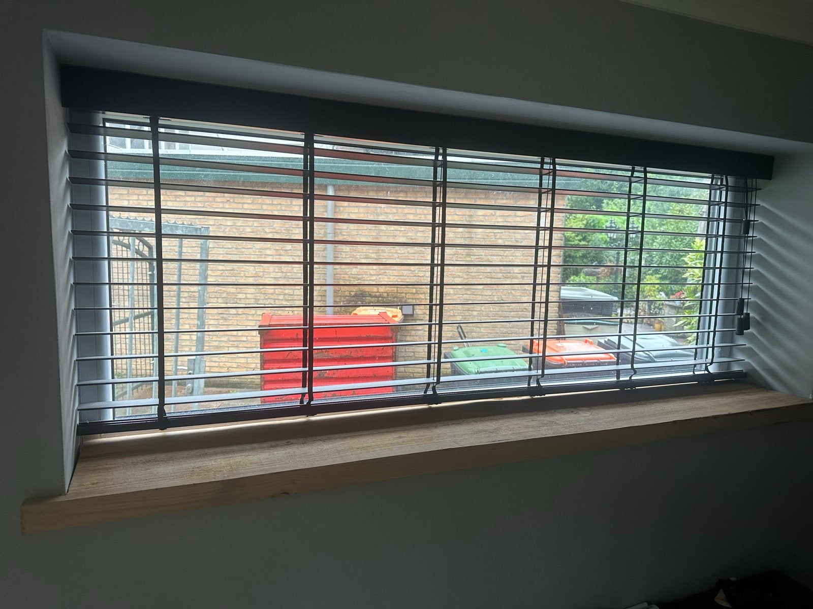 Nieuw PVC waterbestendige jaloezie zwart 1135x590mm, Ophalen, Jaloezie, Zwart, Nieuw