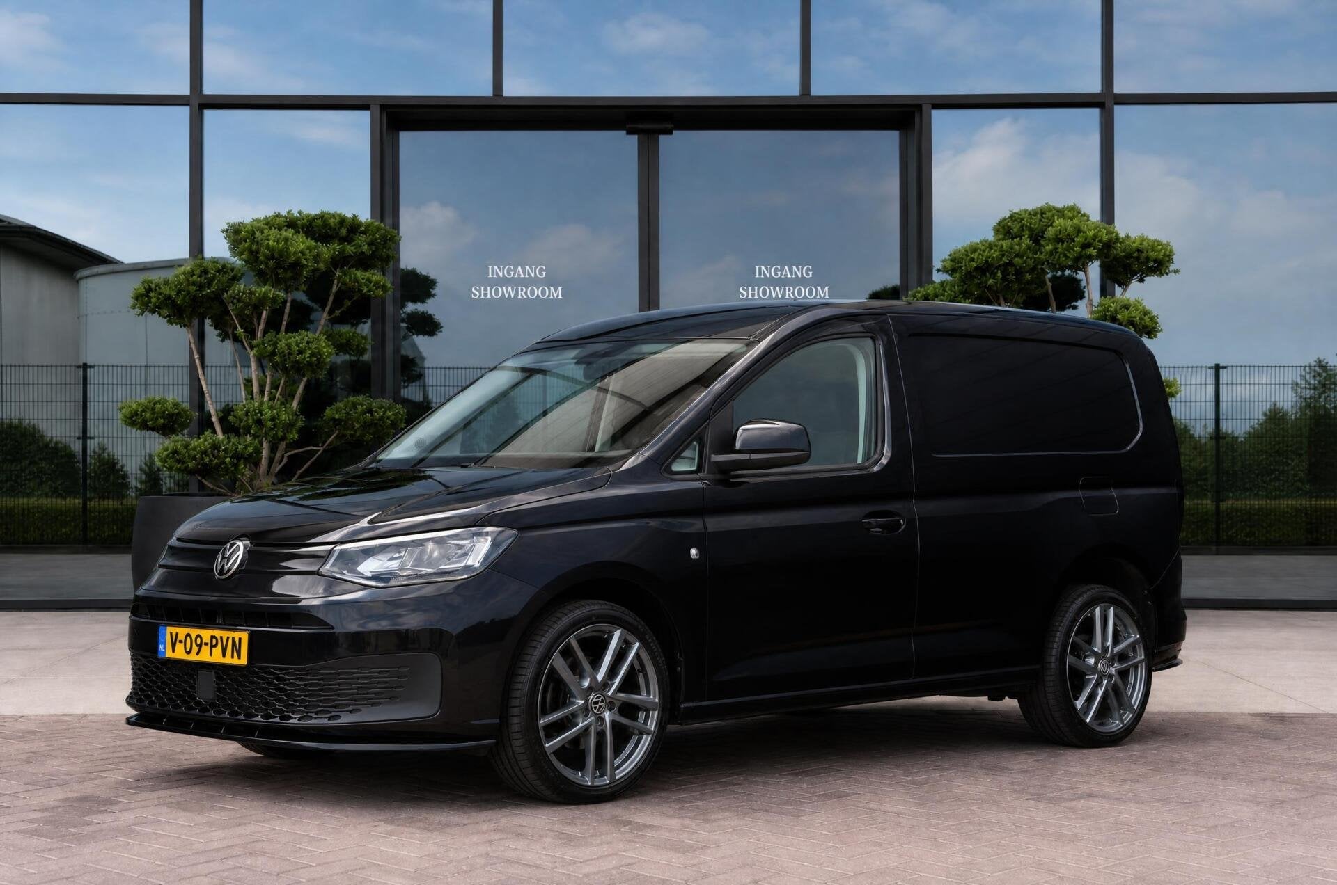 Volkswagen Caddy Cargo 1.5 TSI N-EDITION | LEDER | NAV, Auto's, Dealer onderhouden, 1373 kg, Zwart, 4 cilinders