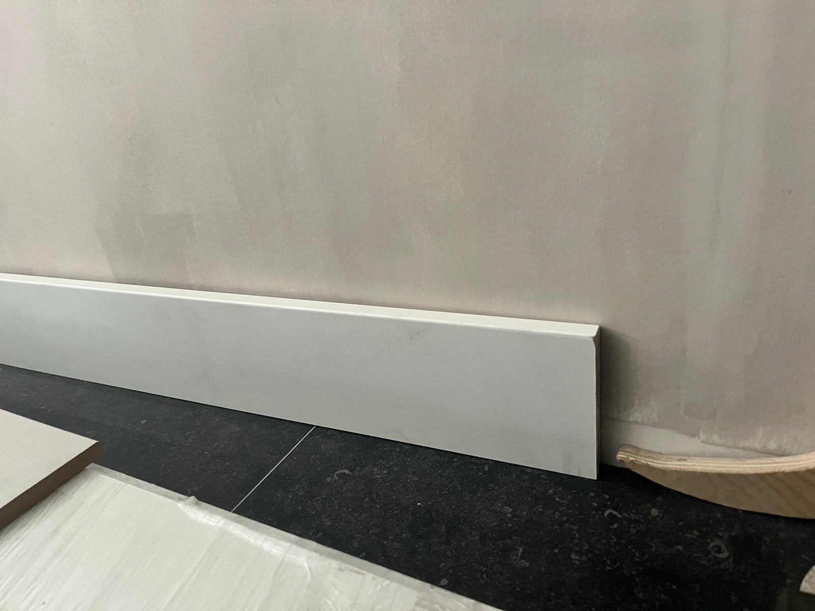 MDF Plinten Wit Voorgelakt 18x140mm - Lengte 4880mm, Ophalen, Nieuw, Mdf, 250 cm of meer