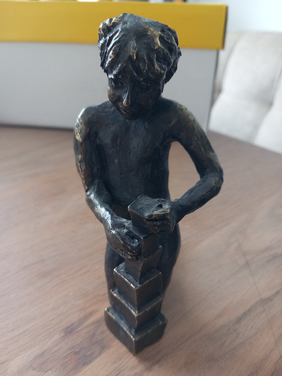 Brons beeldje meisje met blokken Astrid Veldhuyzen-Koppen, Ophalen of Verzenden, Brons
