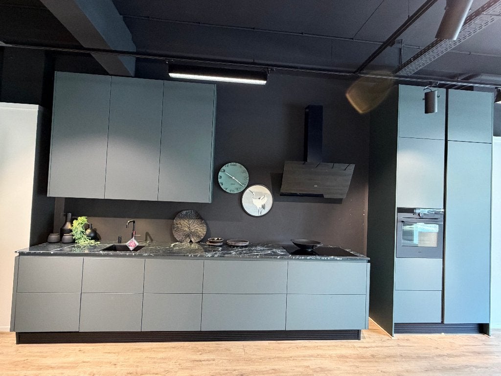 donkergroene Pronorm Y-line showroomkeuken, Ophalen, Graniet of Steen, Enkelwandige keuken, Zo goed als nieuw