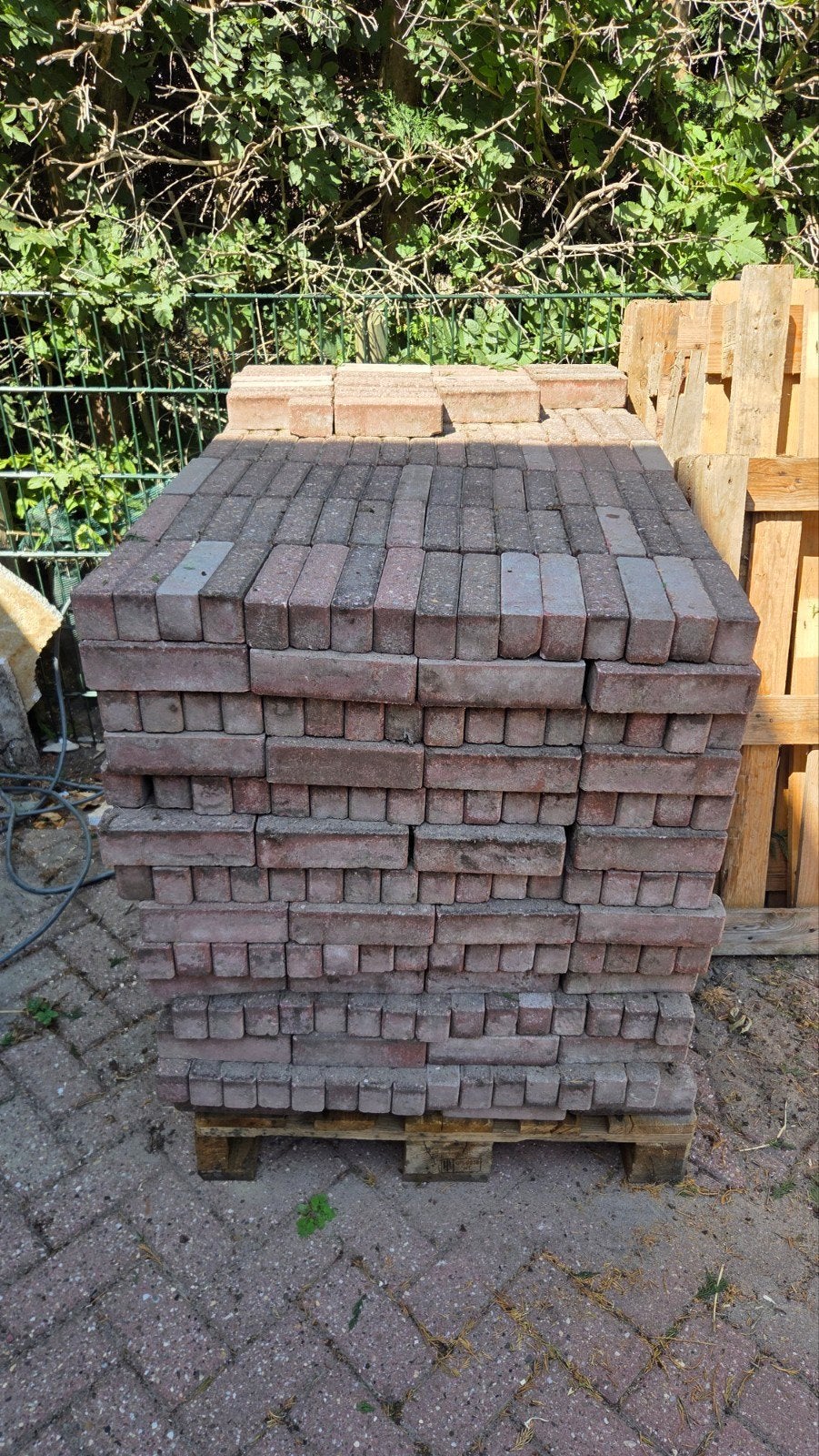 Gratis af te halen: Klinkers 20x5 (nog ca. 13 m² over ), Ophalen