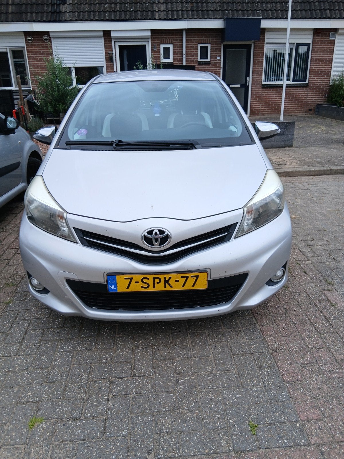 Toyota Yaris 1.0 Vvt-i 5-DRS 2013 Grijs, Auto's, 527 kg, 40 €/maand, 750 kg, Origineel Nederlands