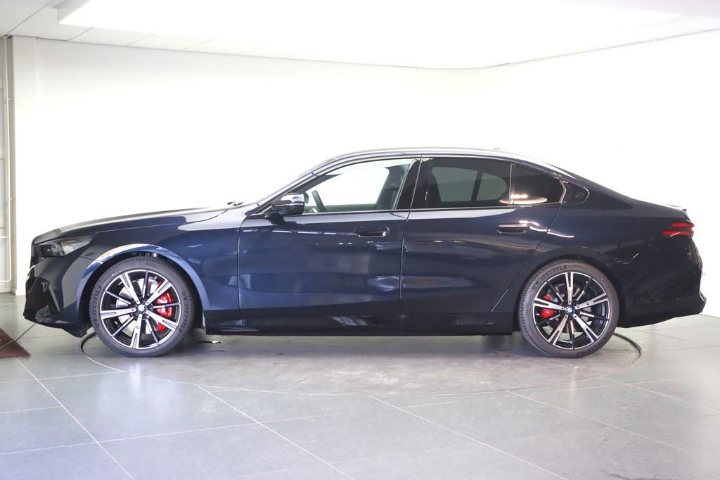 BMW i5 eDrive40 M Sport / Panoramadak / Bowers & Wilkins / A, Auto's, BMW, Automaat, 2095 kg, Achterwielaandrijving, Zwart