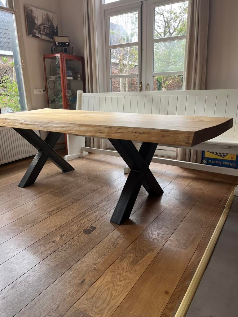 Massief houten tafel met zwart metalen onderstel, Huis en Inrichting, Tafels | Eettafels, Ophalen, 100 tot 150 cm, 200 cm of meer